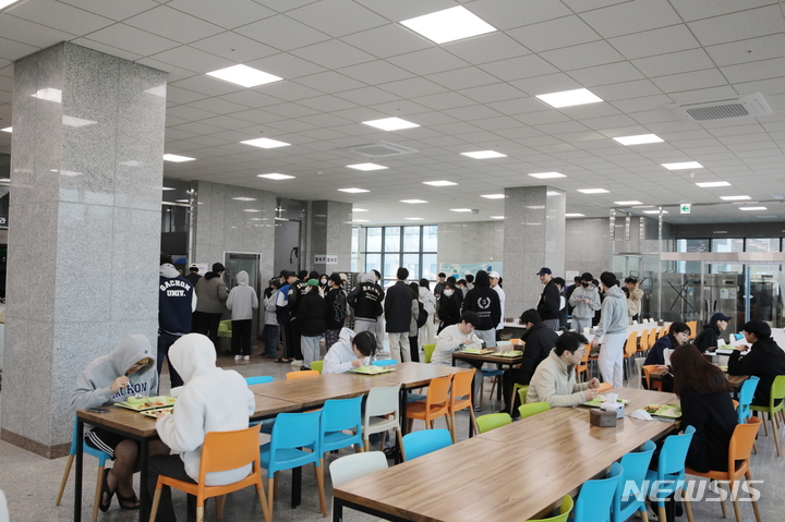 [성남=뉴시스] 가천대학교가 교직원 제자사랑 기금으로 학생들에게 ‘1000원 조식’을 제공하고 있다