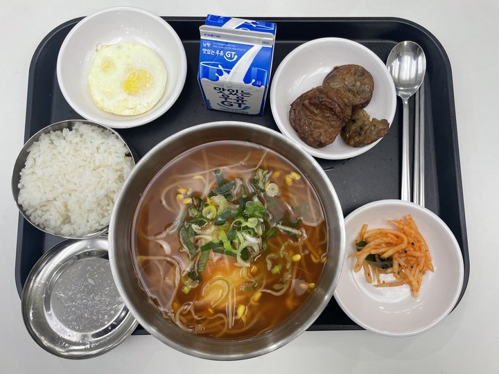 [서울=뉴시스] 임철휘 기자 = 서울 동대문구 경희대학교 푸른솔문화관 식당에서 학생들이 배식받은 '천원의 아침밥' . 2023.03.21. fe@newsis.com *재판매 및 DB 금지