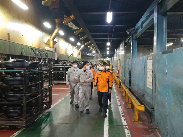 진종현 금산소방서장이 20일 한국타이어 금산공장을 방문해 화재예방을 위한 행정지도에 나서고 있다. 2023. 03. 21 *재판매 및 DB 금지