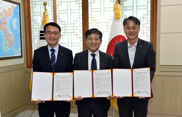 정성주 김제시장(가운데)이 21일 임인 농협은행 지부장(왼쪽), 강장오 전북은행 김제시지부장과 함께 '지방세 유공납세자 금융 우대 지원' 협약을 체결했다. *재판매 및 DB 금지