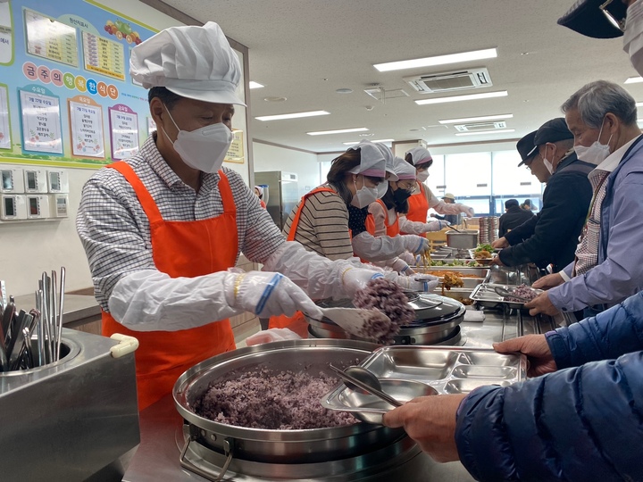 21일 강릉시노인종합복지관에서 김종욱 부시장과 복지민원국 과장 등 500여 명의 참여한 가운데 노인들에게 배식, 음식 나르기, 자리안내, 잔반처리 등 봉사활동을 실시했다.강릉시 제공 *재판매 및 DB 금지