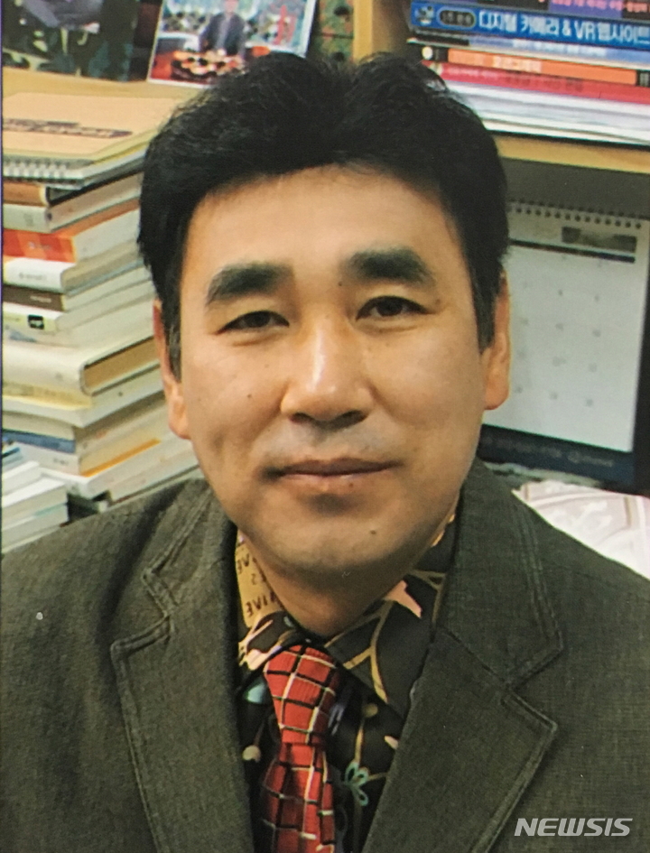 [전주=뉴시스]윤난슬 기자 = 전주대학교는 시각디자인학과 문웅 교수가 한국시각디자인협회가 주최하는 '대한민국 디자인 공로 대상'을 받았다고 21일 밝혔다.(사진=전주대 제공)