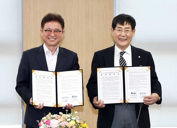 [안동=뉴시스]&nbsp; 이철우 경북지사(왼쪽)와 윤형주 한국해비타트 이사장이 21일 경북도청에서 '지속가능한 민관협력형 문화활동기반 조성'을 위한 업무협약을 체결하고 있다. (사진=경북도 제공) 2023.03.21 *재판매 및 DB 금지