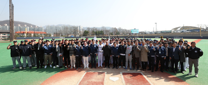 21일 오전 경기광주 팀업캠퍼스에서 열린 2023년 독립야구단 경기도리그 개막식에서 김동연 경기도지사, 이원성 경기도체육회장, 이영봉 경기도의회 의원, 김인식 한국야구위원회 총재 특별보좌역, 김병현 야구선수, 박용택 야구해설위원, 경기도독립야구인 등 200여명이 기념촬영을 하고 있다.(사진=경기도 제공) *재판매 및 DB 금지