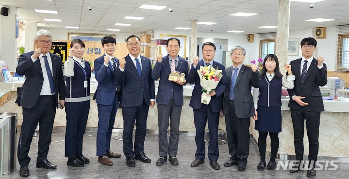 [전주=뉴시스]윤난슬 기자 = 신협중앙회 전북지부는 최근 원광신협 본점에서 자산 1000억원 달성 기념패를 전달하는 기념식을 진행했다고 21일 밝혔다. 왼쪽 4번째(강연수 지역본부장), 왼쪽 5번째(원광신협 정영권 이사장).(사진=신협 전북지부 제공) 