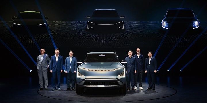 [서울=뉴시스] 기아는 20일 중국 상하이 E-스포츠 문화센터에서 열린 '기아 EV 데이(KIA EV Day)'에서 준중형 전동화 스포츠유틸리티차량(SUV) '콘셉트 EV5' 처음으로 공개했다.(왼쪽부터) 양홍하이 기아 중국법인 COO, 김경현 기아 중국법인 총경리, 장나이원 기아 중국법인 동사장, 송호성 기아 사장, 카림 하비브 기아 글로벌디자인센터 부사장, 이태훈 글로벌사업관리본부 전무.(사진=현대자동차그룹 제공) 2023.03.21 photo@newsis.com *재판매 및 DB 금지