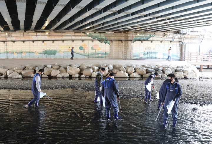 [수원=뉴시스] 원천리천 합동 정화활동 실시. (사진=삼성전자 제공) 2023.03.21. photo@newsis.com *재판매 및 DB 금지