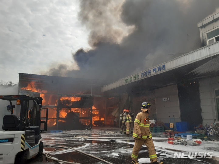 [장흥=뉴시스] 김혜인 기자 = 21일 오후 전남 장흥군 장흥읍 바이오식품산업단지 한 식품가공 공장에서 불이 나 소방 당국이 불을 끄고 있다. 2023.03.21. (사진=전남도소방본부 제공) photo@newsis.com