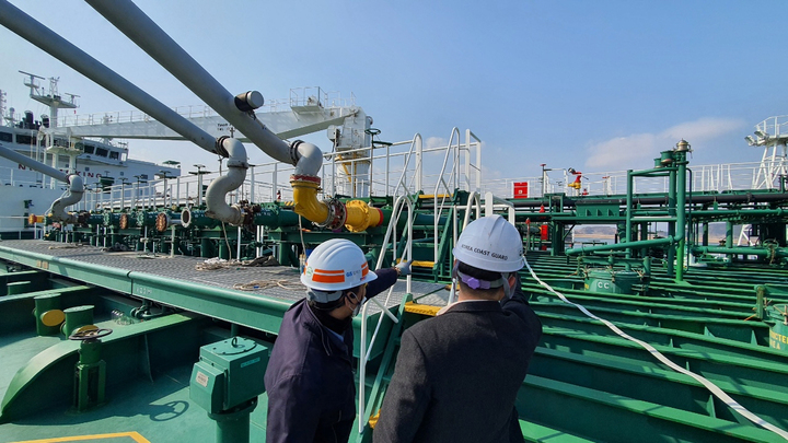 여수해경이 해상공사현장 선박을 점검하고 있다. 해경 제공 *재판매 및 DB 금지