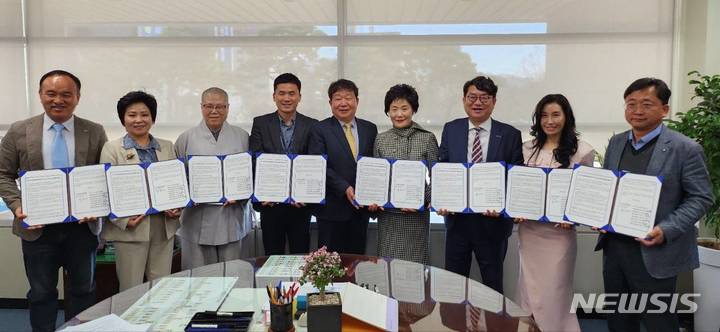 [전주=뉴시스]윤난슬 기자 = 전북 전주시는 21일 (사)소비자교육중앙회 전북지부, 전주시노인복지관연합회 소속 7개 노인복지관과 '사전연명의료의향서 상담·교육 및 홍보와 웰다잉(존엄사) 상담실 운영'에 대한 업무 협약을 체결했다.2023.03.21.(사진=전주시 제공)