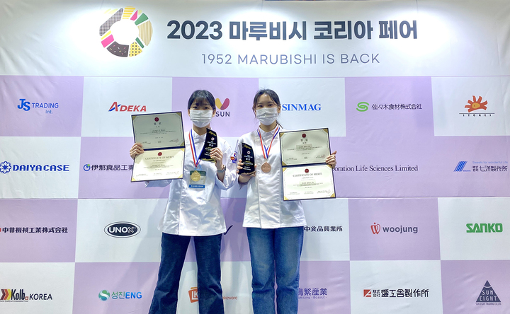 ‘1회 학생 제빵 경연대회’에 참가한 서원대학교 호텔외식조리학부 학생들이 상을 받고 기념사진을 찍고 있다. *재판매 및 DB 금지