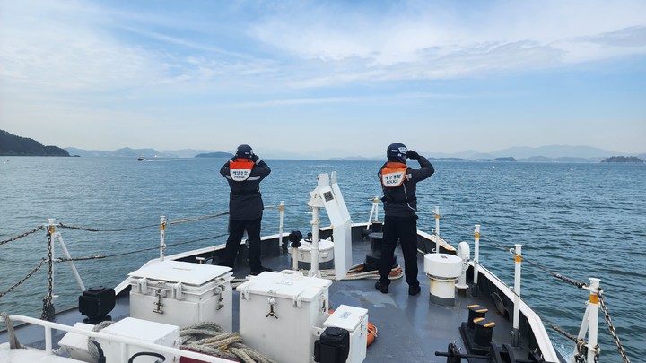 [창원=뉴시스] 강경국 기자 = 경남 창원해경 구조대가 21일 오후 거제시 장목면 거가대교 북서방 약 0.4해리에서 실종된 60대 선장을 수색하고 있다. (사진=창원해경 제공). 2023.03.21. photo@newsis.com *재판매 및 DB 금지