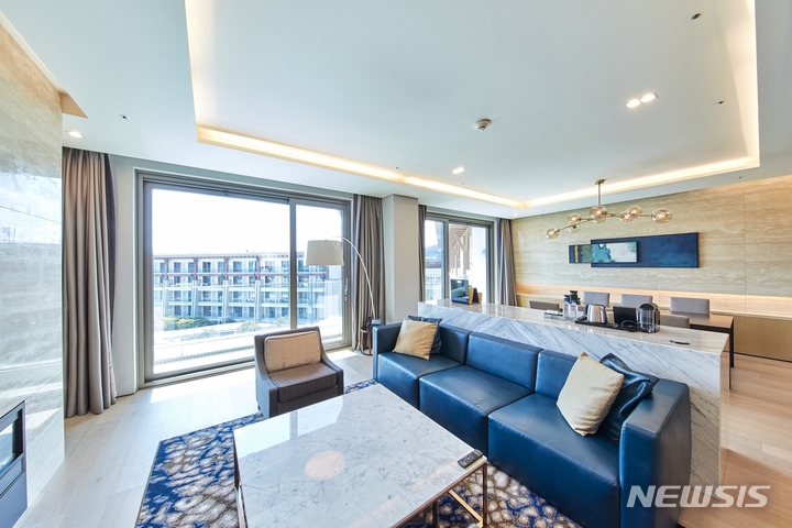 [서울=뉴시스] 이건창호 알루미늄 시스템창호 'ESS 190 LS'가 설치된 객실. (사진=이건창호 제공) 2023.03.21. photo@newsis.com