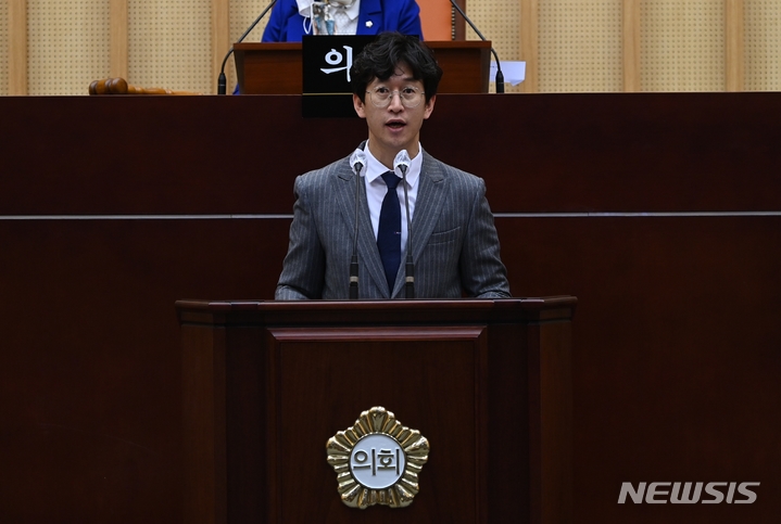 [광주=뉴시스] 임성화 광주 서구의회 의원이 의회 본회의장에서 발언하고 있다. (사진 = 광주 서구의회 제공) 2023.03.21. photo@newsis.com