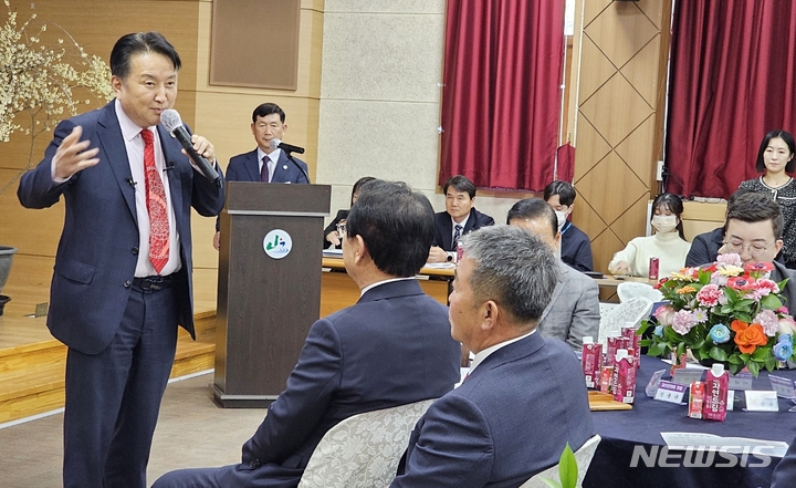 [괴산=뉴시스] 강신욱 기자 = 김영환 충북도지사가 21일 괴산군청 대회의실에서 열린 도민과의 대화에서 질마재터널 용역 추진 등 지역 현안사업을 언급하고 있다. 2023.03.21. ksw64@newsis.com 