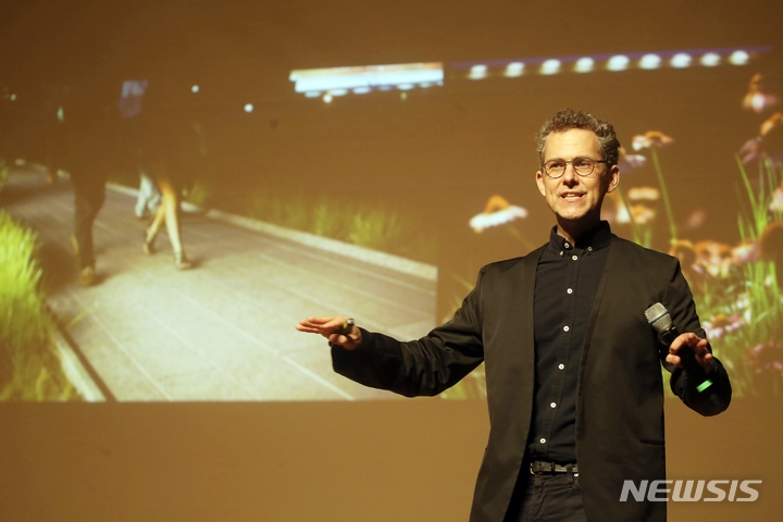 [인천=뉴시스] 김동영 기자 = 21일 오후 인천 송도국제도시 아트센터인천 다목적홀에서 미국 뉴욕시 맨해튼의 버려진 고가 철도 노선을 상징적인 도시 공원으로 조성해 주목을 받은 로버트 해먼드(Robert Hammond)씨의 강연회을 하고 있다. 2023.03.21. (사진=인천경제청 제공)