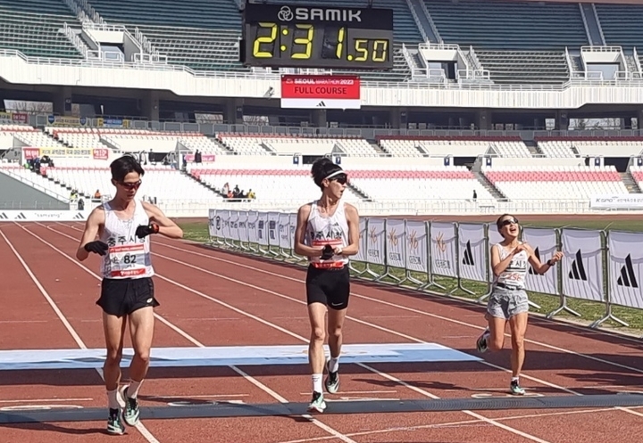 충주시청 육상팀 임예진(오른쪽)이 2023 서울마라톤 대회에서 결승점을 통과하고 있다. (사진=충주시 제공) *재판매 및 DB 금지