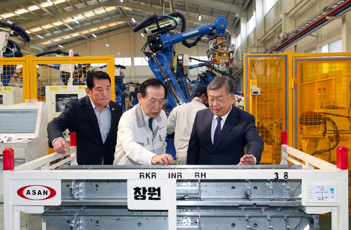 [밀양=뉴시스] 안지율 기자 = 박일호 경남 밀양시장은 21일 부북면에서 열린 아산 밀양공장 개장식 후 조순제(가운데) 대표이사와 박원태(왼쪽) 시의원이 공장 내 시설을 둘러보고 있다. (사진=밀양시 제공) 2023.03.21. photo@newsis.com *재판매 및 DB 금지