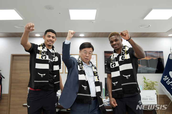 [서울=뉴시스]프로축구 K리그2 성남FC, 공격수 크리스·데닐손 영입. 왼쪽부터 데닐손, 신상진 성남FC 구단주, 크리스. (사진 = 성남FC 제)