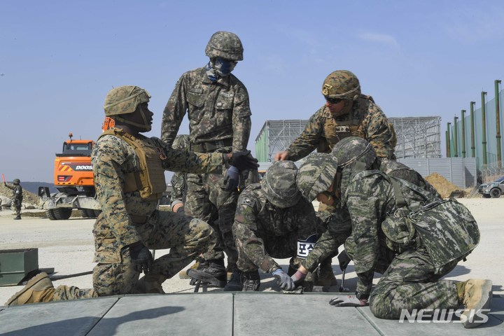 [포항=뉴시스] 안병철 기자 = 해군과 한·미 해병대가 긴급상황을 가정한 활주로 피해복구 훈련을 실시하고 있다. (사진=해군항공사령부 제공) 2023.03.21. photo@newsis.com