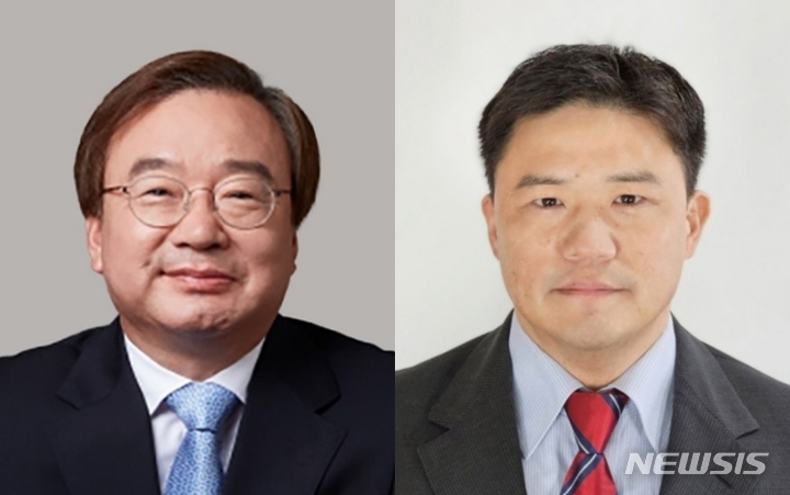 [인천=뉴시스] 강효상(왼쪽)·조정환 경인방송 신임 대표이사. (사진=경인방송 제공)