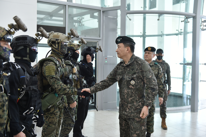 [서울=뉴시스] 김승겸 합참의장이 21일 연합특수작전구성군사령부 찾아 특수전 요원 침투 및 전투기술 숙달훈련 현장에서 장병들을 격려하고 있다. (사진=합참) 2023.03.21. photo@newsis.com&nbsp; *재판매 및 DB 금지