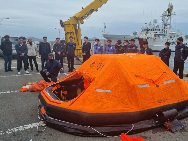 [통영=뉴시스] 신정철 기자= 통영해양경찰서는 21일 통영항내에서 다중이용선박 사고 발생시 인명피해를 줄이기 위해 유･도선, 여객선, 낚시어선 등 다중이용선박 종사자와 통영어선안전조업국 관계자를 대상으로 구명뗏목 전문가를 초빙해 구명뗏목 해상투하 시연을 하고 비상탈출법에 대한 교육을 실시히고 있다.(사진=통영해경 제공).2023.03.21. photo@newsis.com *재판매 및 DB 금지