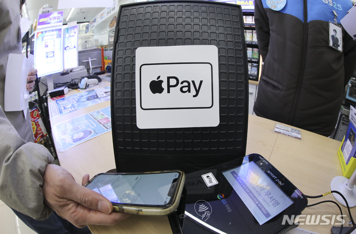 [서울=뉴시스] 김근수 기자 = 애플의 근거리무선통신(NFC) 결제 서비스 '애플페이' 시행 첫 날인 21일 오전 서울 강남구 GS25 역삼홍인점에서 한 소비자가 결제를 하고 있다. 2023.03.21. ks@newsis.com