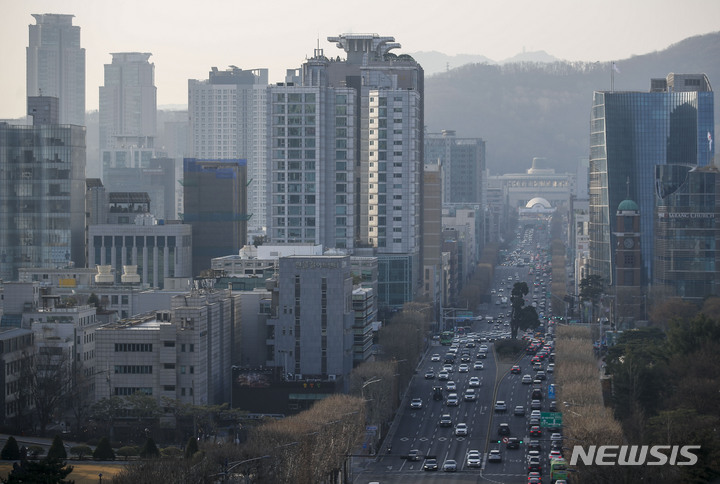 [서울=뉴시스] 정병혁 기자 = 수도권 초미세먼지 농도가 나쁨 수준을 보인 21일 서울 서초구 서리풀공원 누에다리에서 바라본 반포대로가 뿌옇게 보이고 있다. 2023.03.21. jhope@newsis.com