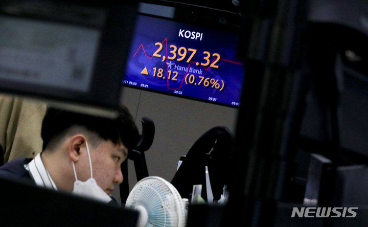 [서울=뉴시스] 최진석 기자 = 코스피가 전 거래일(2379.20)보다 17.34포인트(0.73%) 상승한 2396.54에 개장한 21일 서울 중구 명동 하나은행 딜링룸에서 딜러가 업무를 보고 있다.&nbsp; 2023.03.21. myjs@newsis.com