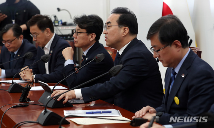 [서울=뉴시스] 이영환 기자 = 박홍근 더불어민주당 원내대표가 21일 오전 서울 여의도 국회에서 열린 원내대책회의에서 발언을 하고 있다. 2023.03.21. 20hwan@newsis.com