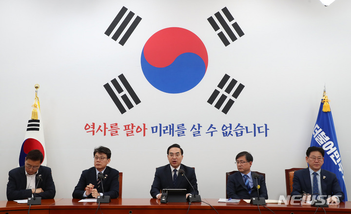 [서울=뉴시스] 이영환 기자 = 박홍근 더불어민주당 원내대표가 21일 오전 서울 여의도 국회에서 열린 원내대책회의에서 발언을 하고 있다. 2023.03.21. 20hwan@newsis.com