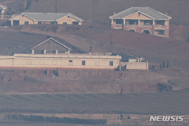 [파주=뉴시스] 권창회 기자 = 북한이 최근 연이어 미사일을 발사하고 있다. 북한은 19일 단거리탄도미사일 1발을 쏜 것이 단순한 발사훈련이 아니라 800m 상공에서 미사일을 폭발시키는 ‘핵타격 모의 발사훈련’이었다고 밝혔다. 사진은 21일 오전 경기 파주시 오두산 통일전망대에서 바라본 북한 황해북도 개풍군 일대 모습. 2023.03.21. kch0523@newsis.com