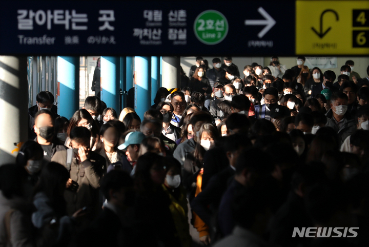 [서울=뉴시스] 조성우 기자 = 대중교통수단 내 마스크 착용 의무 해제 이틀째인 지난 21일 오전 서울 구로구 신도림역에서 승객들이 이동하고 있다. 2023.03.23. xconfind@newsis.com