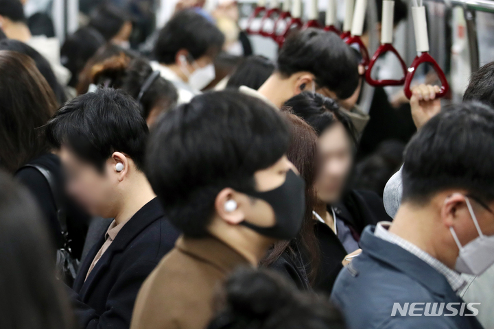 [서울=뉴시스] 조성우 기자 = 대중교통수단 내 마스크 착용 의무 해제 이틀째인 지난달 21일 오전 서울 지하철 2호선 열차 내에서 승객 대부분이 마스크를 쓰고 있다. 2023.04.24. xconfind@newsis.com