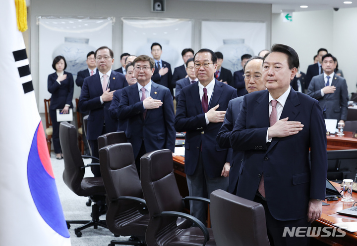 [서울=뉴시스] 홍효식 기자 = 윤석열 대통령이 21일 서울 용산 대통령실 청사에서 열린 국무회의에서 국기에 대한 경례를 하고 있다. (대통령실통신사진기자단) 2023.03.21. yesphoto@newsis.com