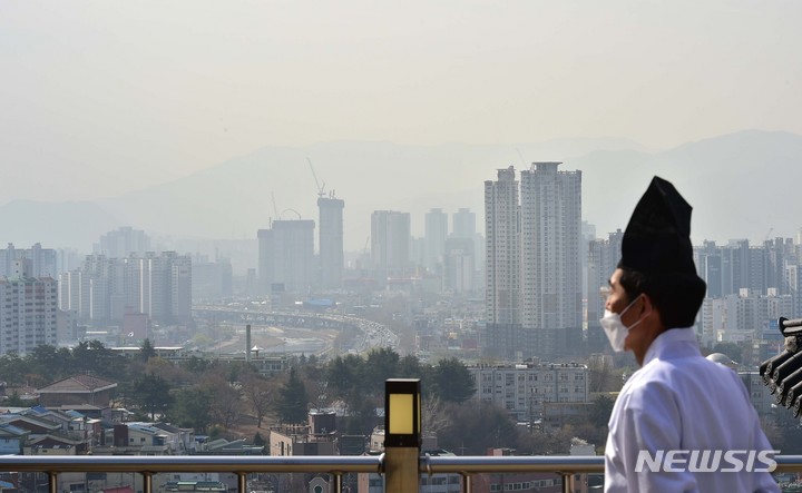 [대구=뉴시스] 이무열 기자 = 미세먼지가 농도가 나쁨 수준을 보인 21일 오전 대구 북구 구암서원에서 바라본 도심이 뿌옇게 보이고 있다. 2023.03.21. lmy@newsis.com