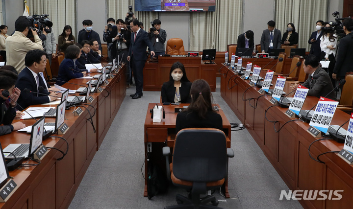 [서울=뉴시스] 이영환 기자 = 국회 운영위원회 국민의힘 간사인 송언석 원내수석부대표가 더불어민주당 간사인 진성준 원내수석부대표, 박홍근 원내대표와 21일 오전 서울 여의도 국회에서 열린 운영위원회 전체회의에서 대화를 하고 있다. 2023.03.21. 20hwan@newsis.com