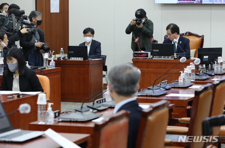 [서울=뉴시스] 전진환 기자 = 유기홍 교육위원장이 21일 오전 서울 여의도 국회에서 열린 교육위원회 전체회의에서 정순신 변호사 아들의 학교폭력과 관련한 청문회 안건을 의결하고 있다. 2023.03.21. amin2@newsis.com