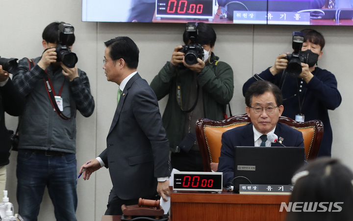 [서울=뉴시스] 전진환 기자 = 이태규 교육위 국민의힘 간사가 21일 오전 서울 여의도 국회에서 열린 교육위원회 전체회의에서 정순신 변호사 아들의 학교폭력과 관련한 청문회 안건을 더불어민주당이 의결하는것에 대해 항의하며 퇴장하고 있다. 2023.03.21. amin2@newsis.com