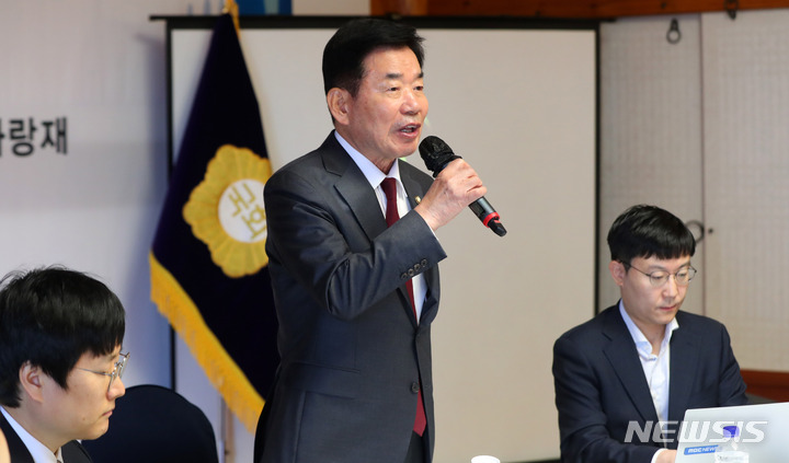[서울=뉴시스] 추상철 기자 = 김진표 국회의장이 21일 오전 서울 여의도 국회에서 열린 '정책설명회-선거제 개편방향과 전원위원회 운영계획' 설명회에 참석해 인사말을 하고 있다. 2023.03.21. scchoo@newsis.com
