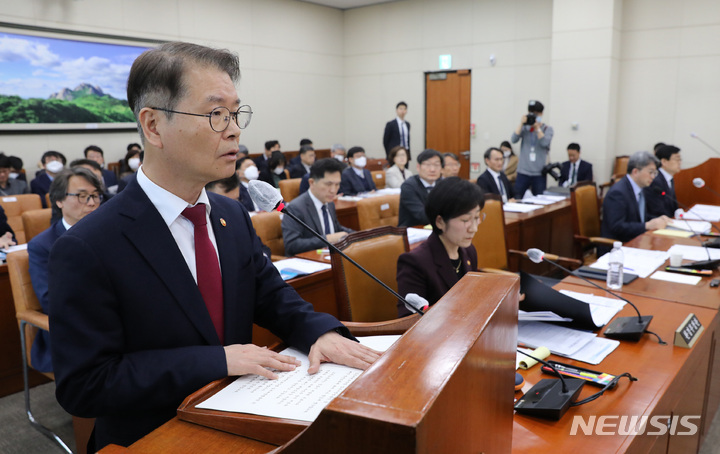 [서울=뉴시스] 전진환 기자 = 이정식 고용노동부장관이 21일 오전 서울 여의도 국회에서 열린 환경노동위원회 전체회의에서 법안 제안설명을 하고 있다.  2023.03.21. amin2@newsis.com