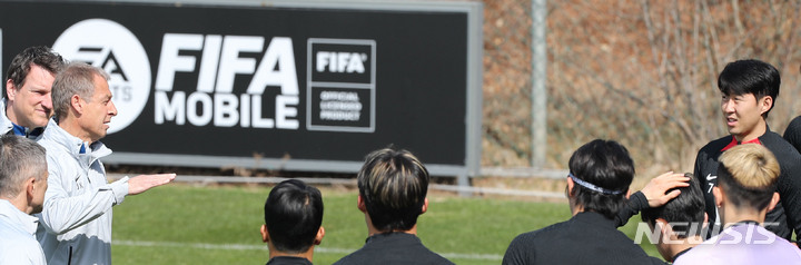 [파주=뉴시스] 권창회 기자 = 위르겐 클린스만 한국 축구 국가대표팀 감독이 21일 오전 경기 파주시 국가대표 트레이닝센터(NFC)에서 선수들에게 지시를 하고 있다. 클린스만호는 24일 콜롬비아, 28일 우루과이와 차례로 평가전을 치른다. 2023.03.21. kch0523@newsis.com