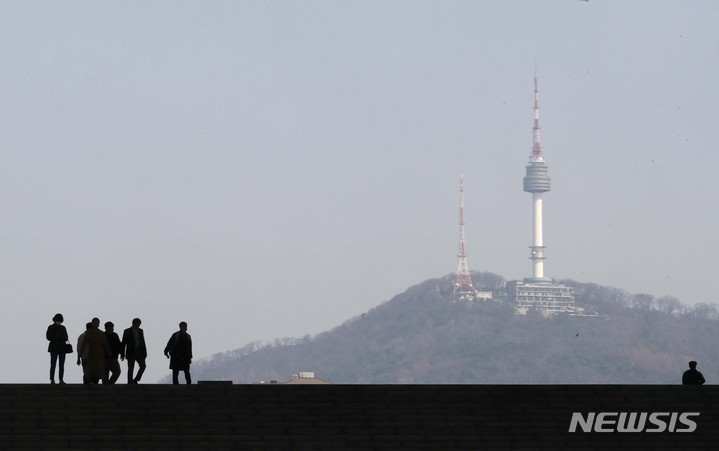 [서울=뉴시스] 조성봉 기자 = 수도권 초미세먼지 농도가 나쁨 수준을 보인 지난 21일 오전 서울 용산구 국립중앙박물관에서 바라본 남산이 뿌옇게 보이고 있다. 2023.03.23. suncho21@newsis.com