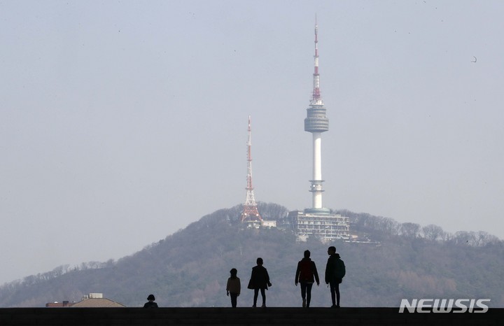 [서울=뉴시스] 조성봉 기자 = 수도권 초미세먼지 농도가 나쁨 수준을 보인 21일 오전 서울 용산구 국립중앙박물관에서 바라본 남산이 뿌옇게 보이고 있다. 2023.03.21. suncho21@newsis.com