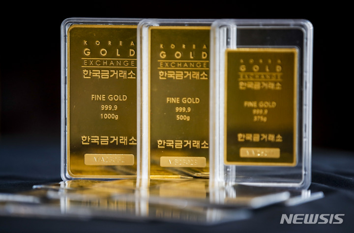 [서울=뉴시스] 정병혁 기자 = 미국 실리콘밸리은행(SVB) 파산 여파로 글로벌 금융 시장이 흔들리면서 안전 자산 선호 현상에 국제 금값이 급등하고 있다. 국제 금값은 지난 20일 2000달러(약 260만원)를 돌파했다. 지난 21일 서울 종로구 한국금거래소 종로본점에 골드바 제품이 놓여있다. 2023.03.21. jhope@newsis.com