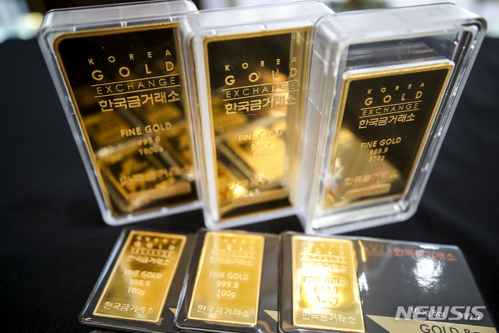 [서울=뉴시스] 정병혁 기자 = 21일 서울 종로구 한국금거래소 종로본점에 골드바 제품이 놓여있다. 금 가격이 21일 기준 한국거래소(KRX) 금 시장에서 8만3000원대를 유지하며 고공행진을 하고 있다. 2023.03.21. jhope@newsis.com