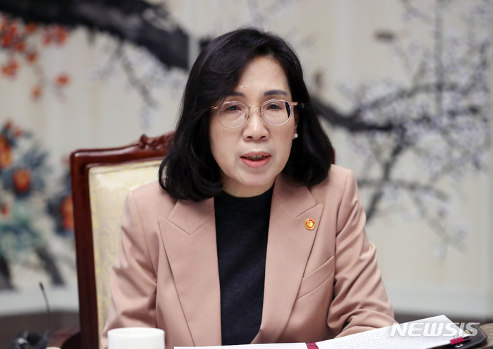 [서울=뉴시스] 배훈식 기자 = 김현숙 여성가족부 장관이 지난 21일 오후 서울 종로구 정부서울청사에서 열린 행복동행 여성 임원 초청 간담회에 참석해 발언하고 있다. 2023.03.21. dahora83@newsis.com
