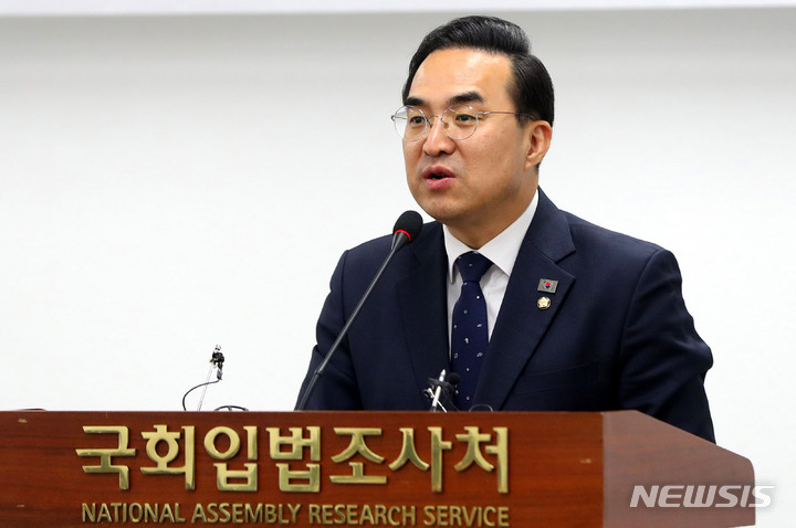 [서울=뉴시스] 추상철 기자 = 박홍근 더불어민주당 원내대표가 21일 오후 서울 여의도 국회입법조사처 대회의실에서 열린 '윤석열 정부 소상공인 정책평가 및 민주당 정책대안 모색 연속 세미나' 에 참석해 인사말을 하고 있다. 2023.03.21. scchoo@newsis.com