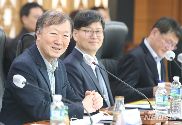 [서울=뉴시스] 김명원 기자 = 박인환 경찰제도발전위원회 위원장이 21일 서울 종로구 정부서울청사에서 열린 경찰제도발전위원회에 참석해 발언하고 있다. 2023.03.21. kmx1105@newsis.com